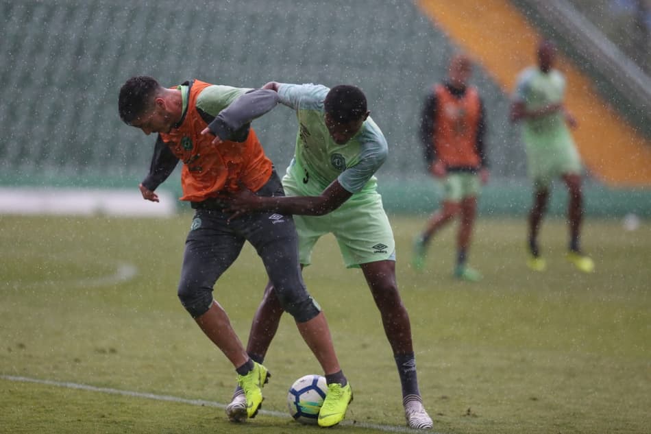 Sem descanso! Chape já retorna aos treinos e foca no Corinthians