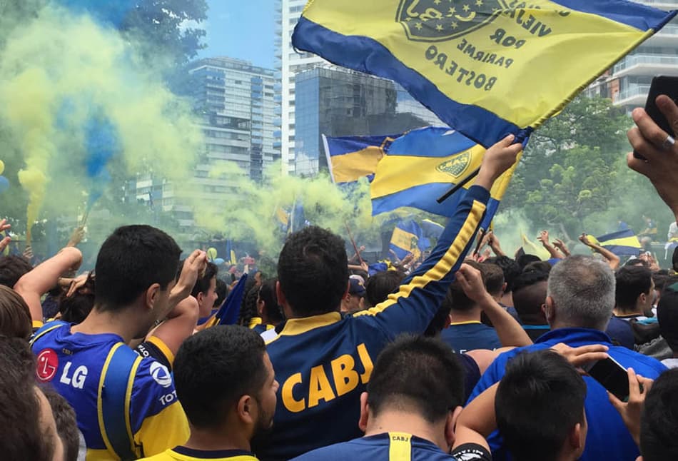Torcida faz festa na frente do hotel onde o Boca Juniors está concentrado