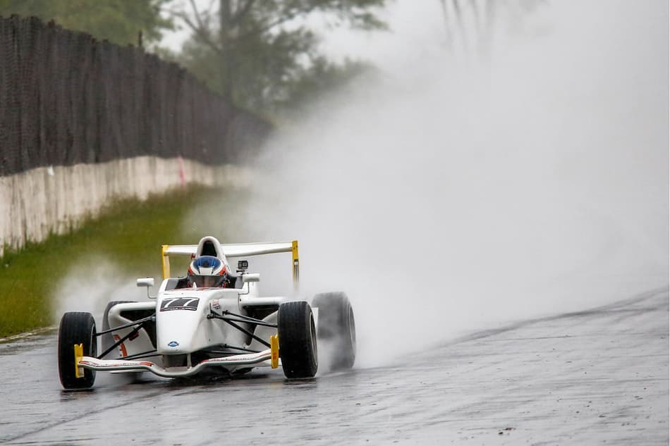 Nathan Brito mantém domínio no sábado e vence as duas da F-Academy em Londrina