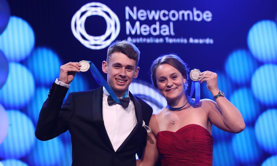 Minaur recebe medalha Newcombe ao lado de Barty na Austrália