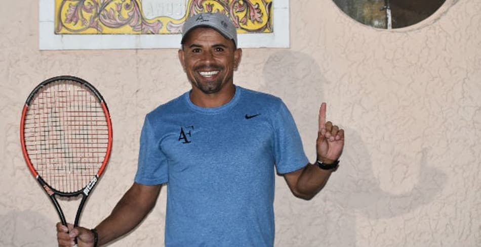 Ex-boleiro, Adelmo ‘Federer’ atinge o Nº 1 e defende o título no Seniors de Porto Alegre