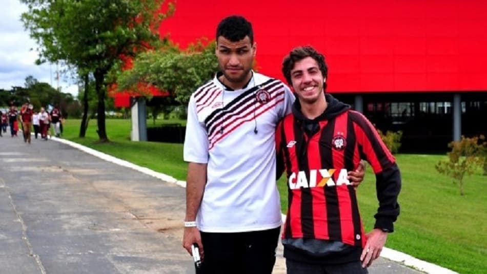 Torcedores do Atlético-PR, deficiente visual e amigo visitam o CT do clube