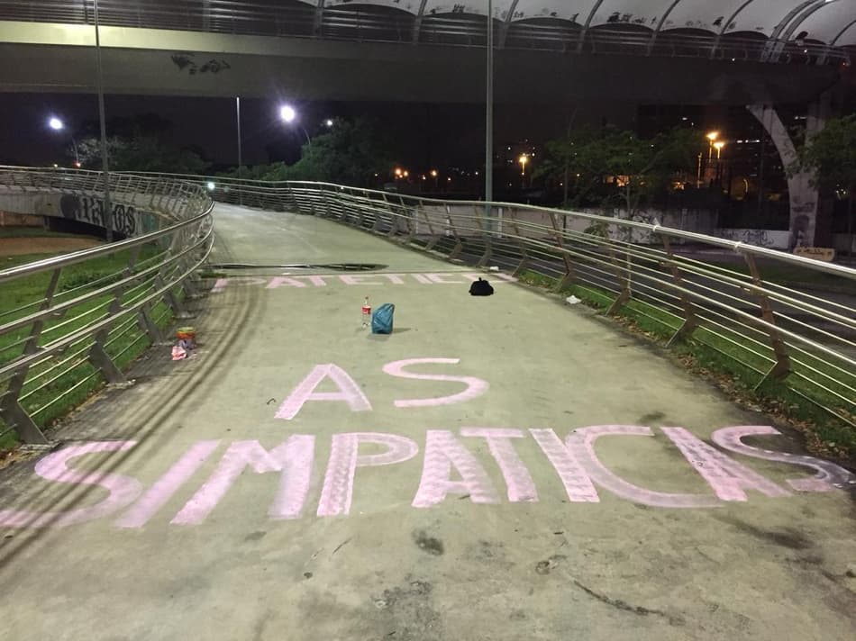 Torcida do Fluminense faz foguetório em frente ao hotel do Atlético-PR e provoca adversário no Maracanã