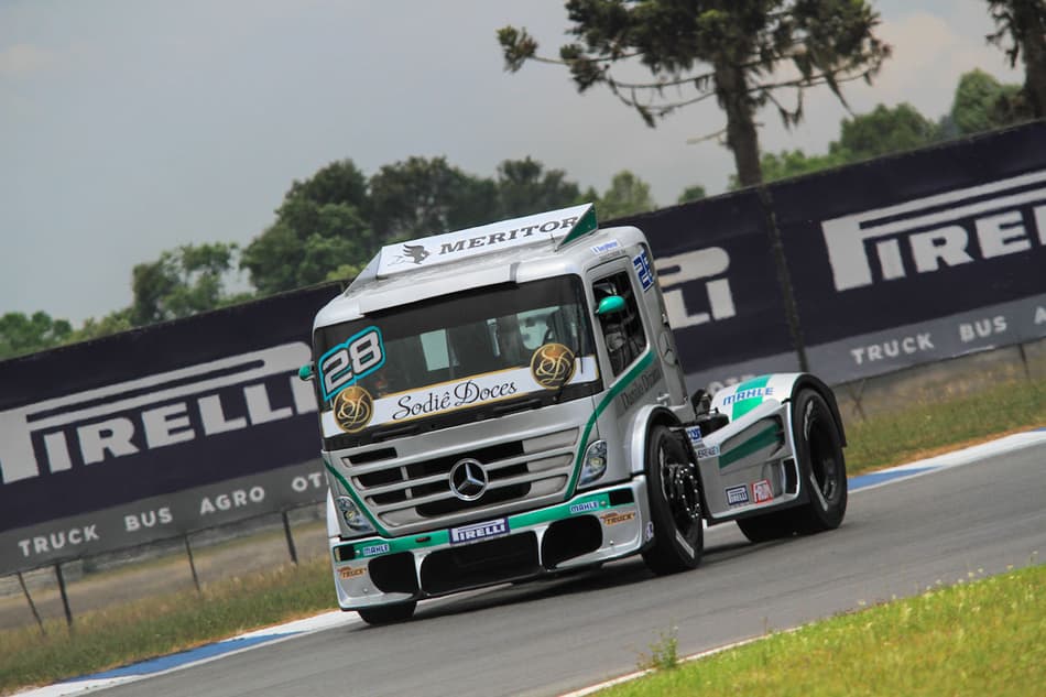 Marcada pela forte chuva em Curitiba, Dirani domina sexta-feira na Copa Truck