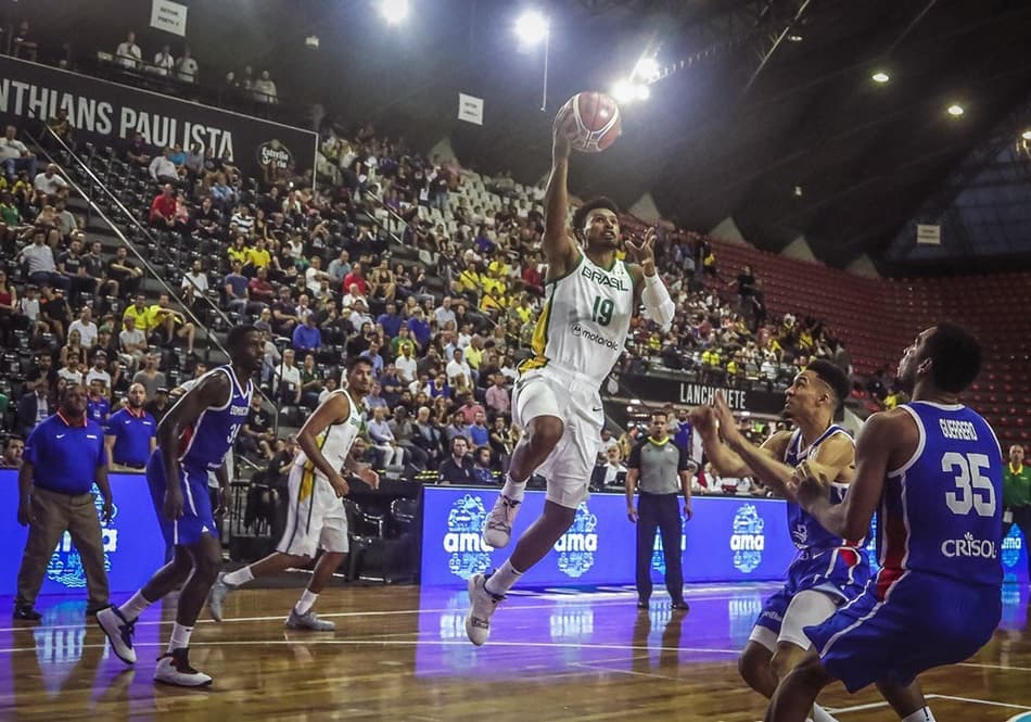 Brasil vence dominicanos e dá passo rumo ao Mundial de basquete