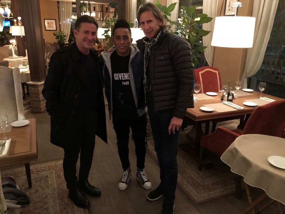 Ricardo Gareca visita jogadores peruanos no exterior
