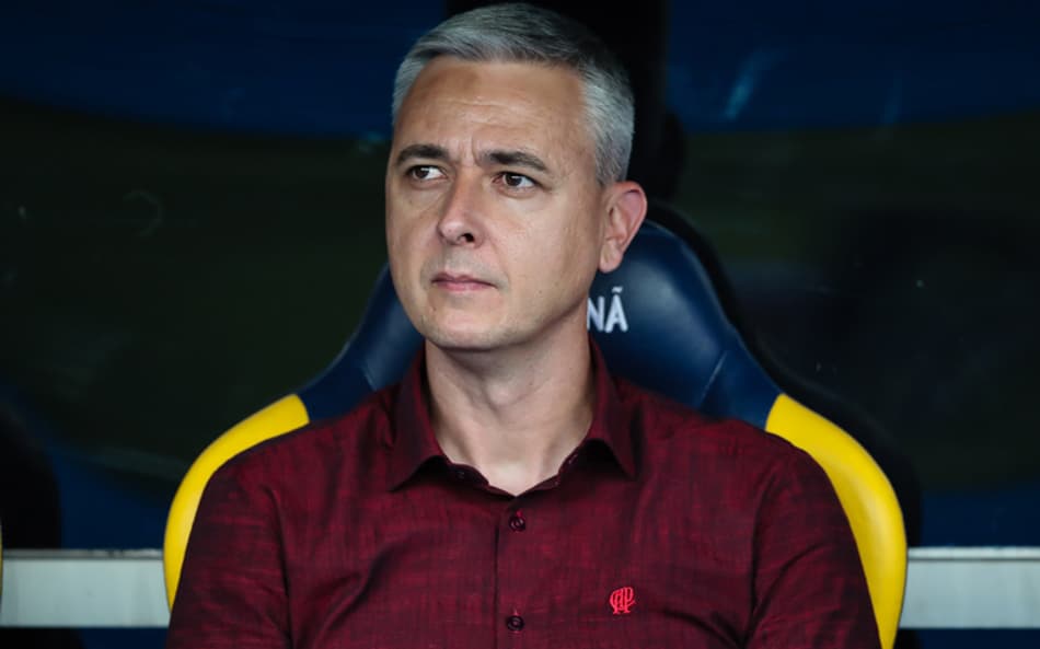 Athletico confirma a permanência do técnico Tiago Nunes