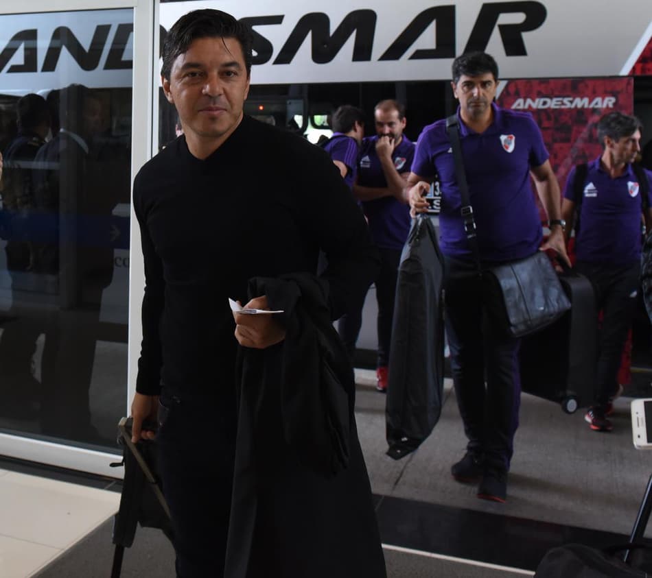 River Plate embarca para Madri e recebe carinho da torcida