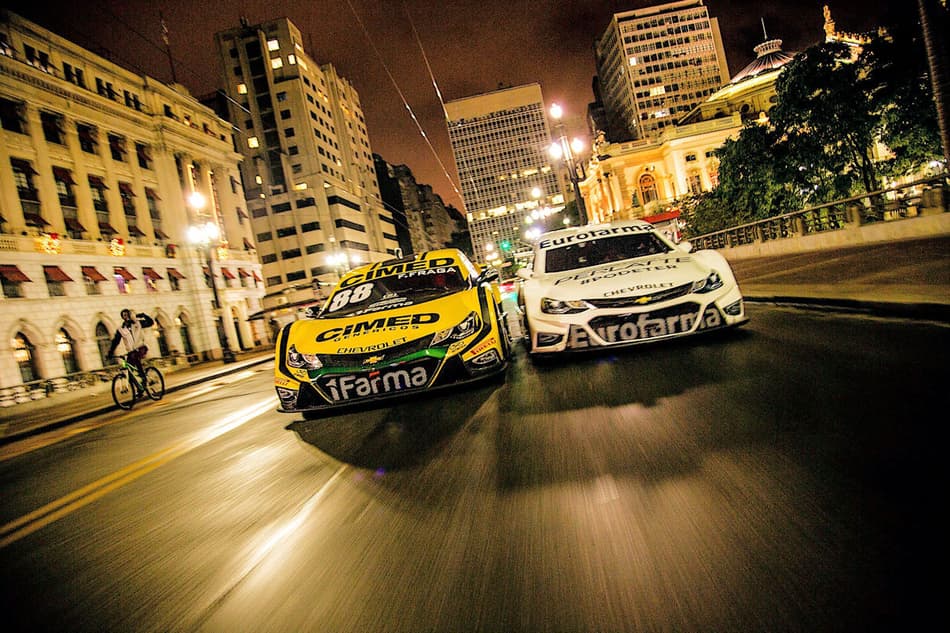 Às vésperas da decisão, carros da Stock Car invadem as ruas do Centro na madrugada paulistana