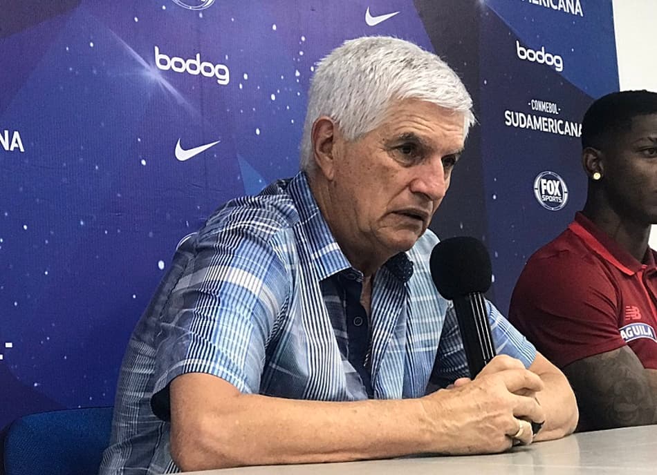 Briga com jornalista pode custar emprego do técnico do Junior Barranquilla