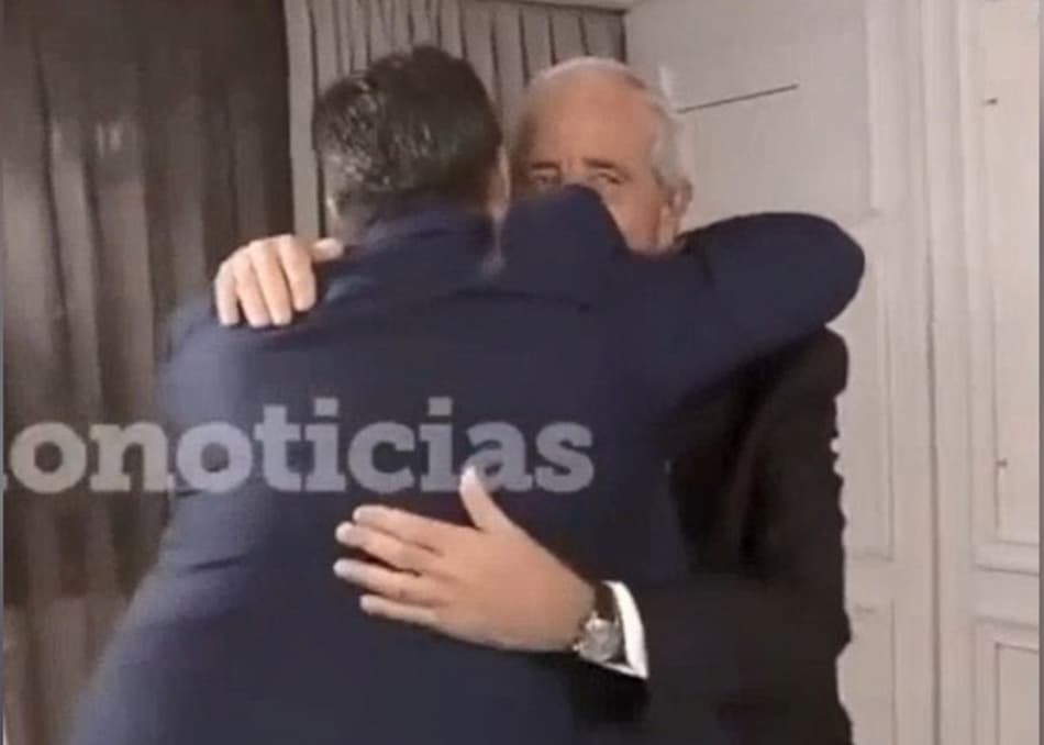 Durante entrevista, presidentes de Boca Juniors e River Plate se abraçam