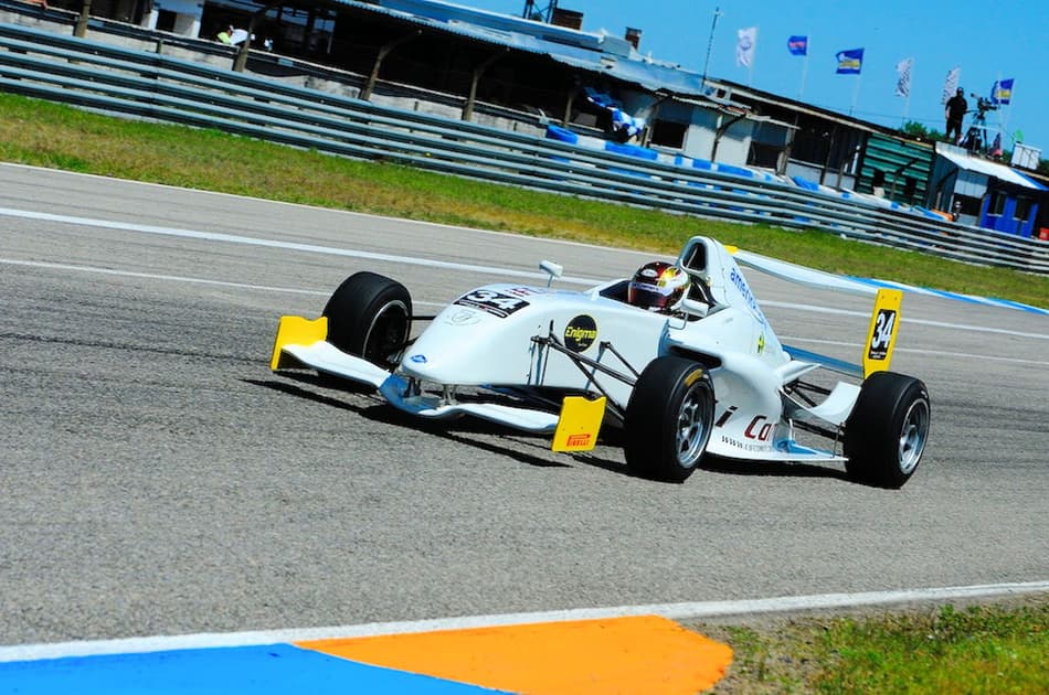 Juan Vieira vence e é campeão da Fórmula Academy em El Pinar