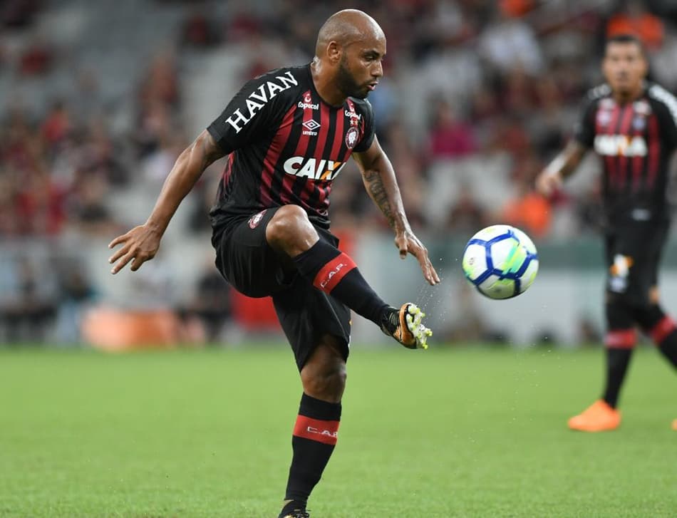Com experiência continental, lateral quer levar o Furacão ao primeiro título internacional