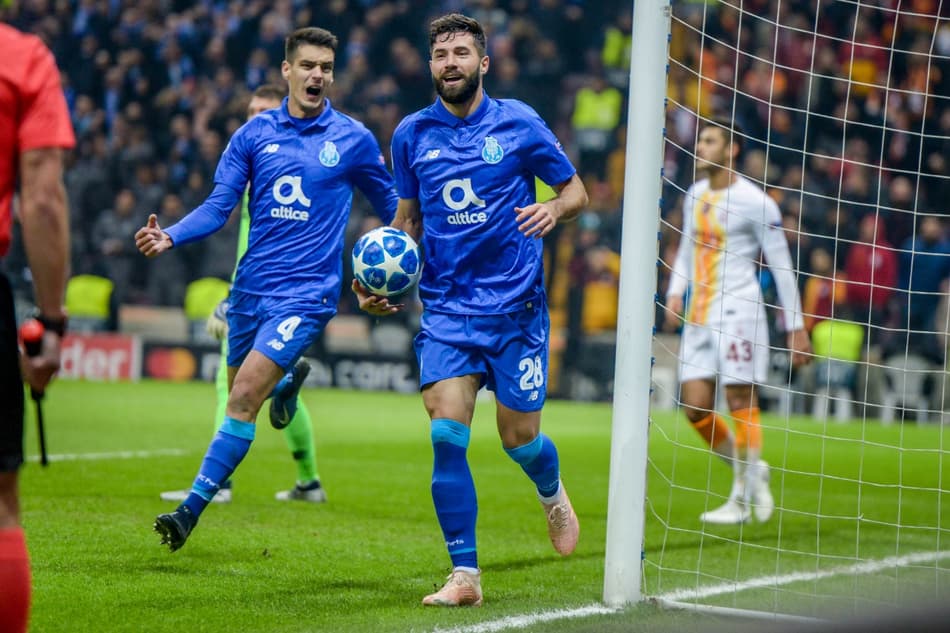 Zagueiro brasileiro bate marca obtida nos tempos de Corinthians