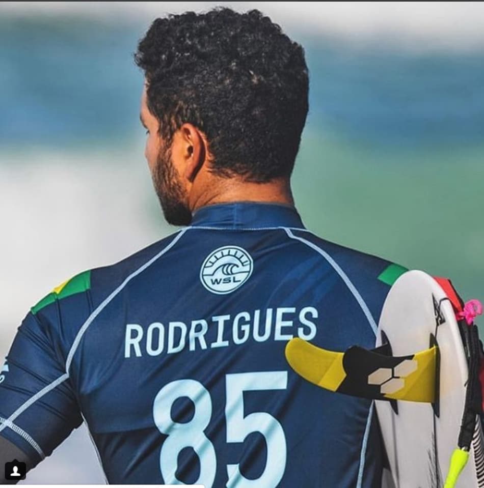 Surfista brasileiro troca socos com havaiano durante entrevista
