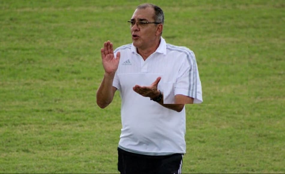 Zamora firma novo contrato com técnico por mais dois anos