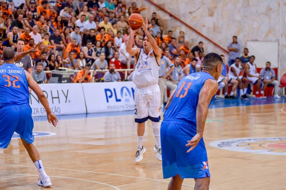 São José derrota Brasília e ‘seca’ Vasco por vaga no Super 8 do NBB