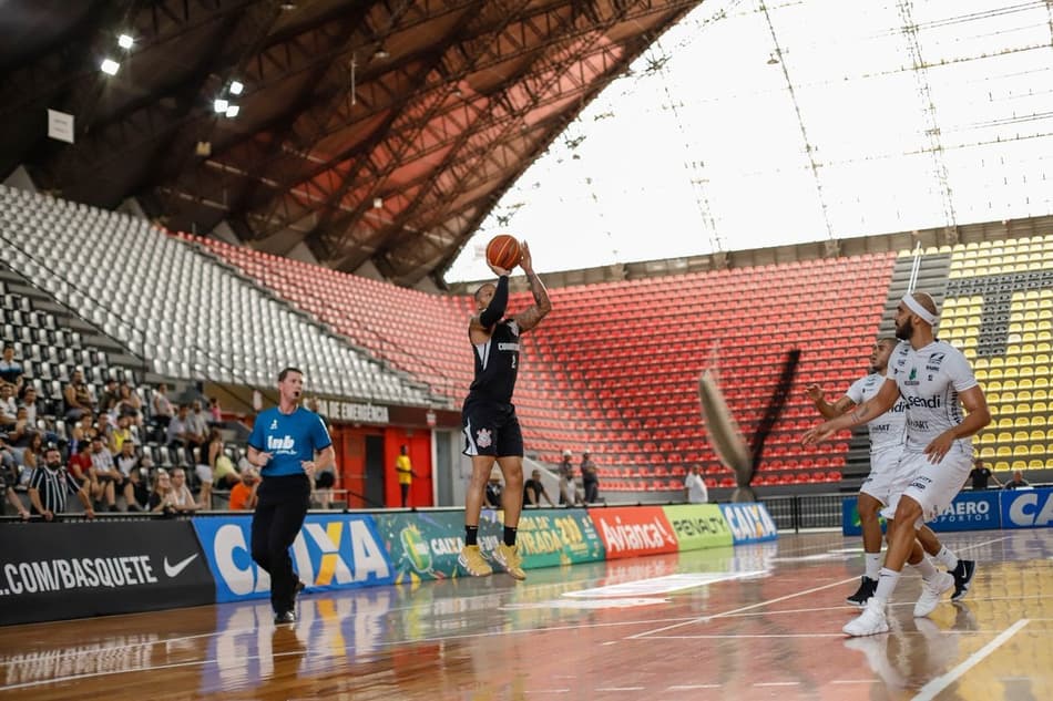 Em duelo com final eletrizante, Corinthians supera Bauru no NBB