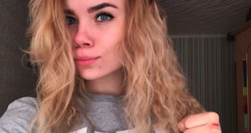 Jovem lutadora russa morre eletrocutada no banho; entenda