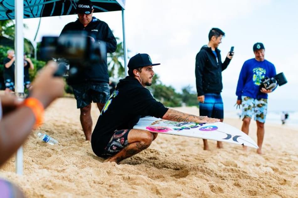 Em Pipeline, Filipe Toledo vence repescagem e segue vivo na luta pelo título mundial da WSL