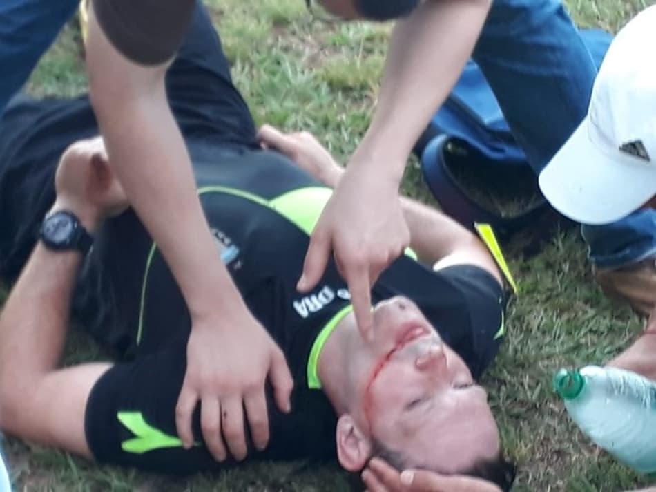 Na Argentina, árbitro é hospitalizado após ser agredido em campo