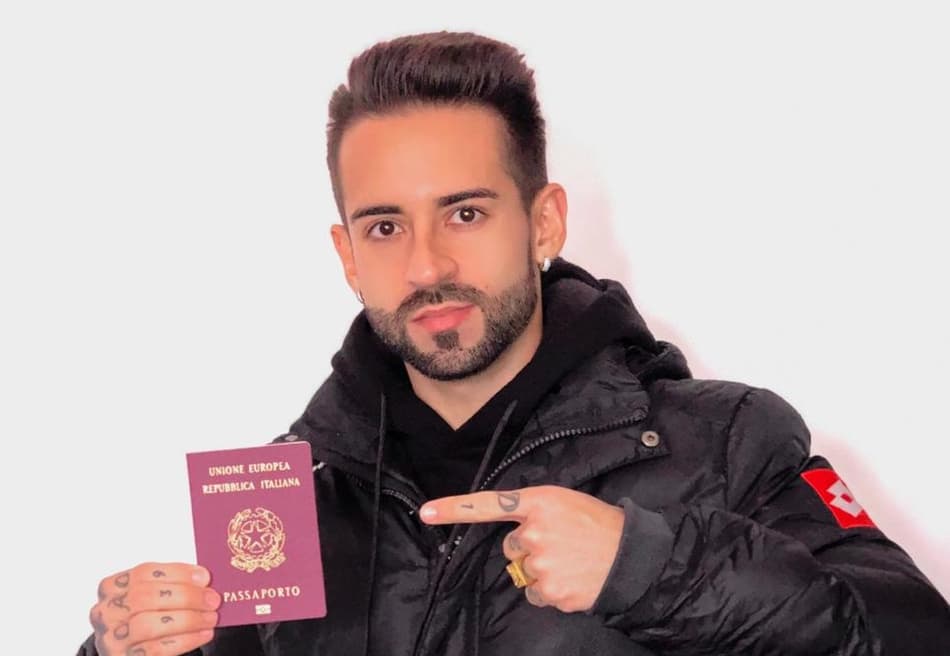 Meia formado no Corinthians recebe o passaporte europeu