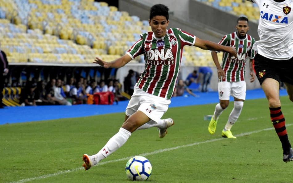 Igor Julião paga exame de estudante que deseja entrar em universidade