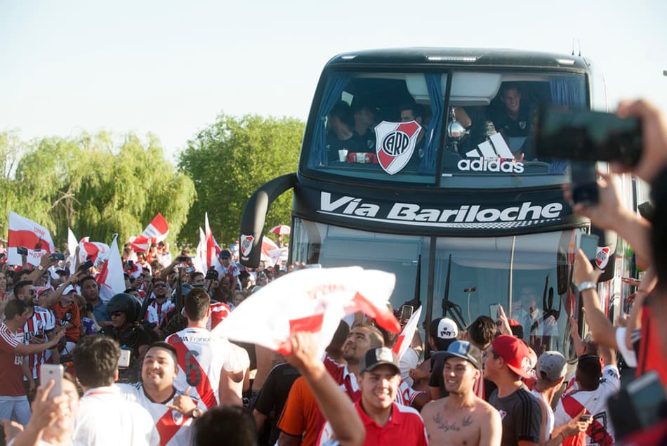 Torcida do River Plate recepciona equipe com enorme festa no Monumental de Nuñez