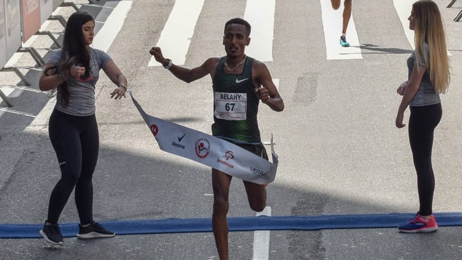 Bezabh, campeão da São Silvestre, sente dores e é levado ao hospital