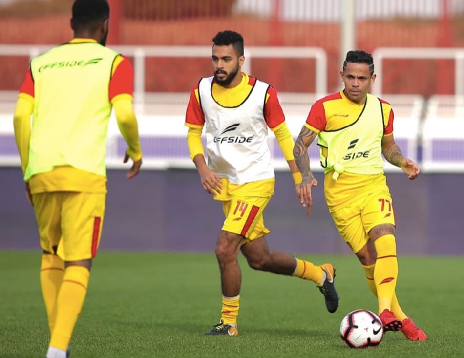 Ex-Corinthians se enfrentam em duelo por recuperação no Oriente Médio