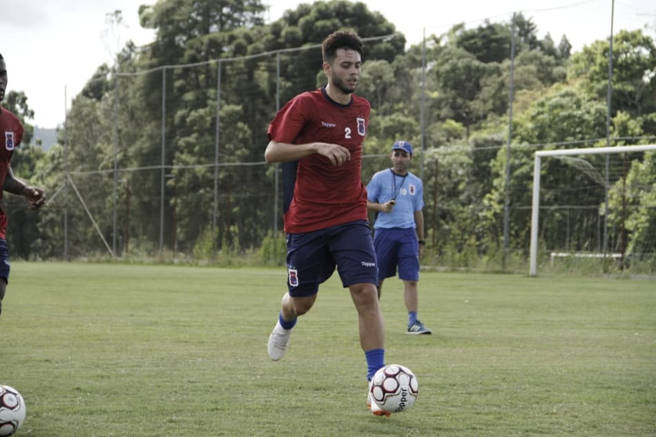 Vitória encaminha acerto com volante do Paraná Clube