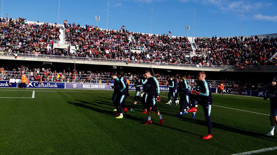 Barcelona leva mais de dez mil torcedores em treino aberto