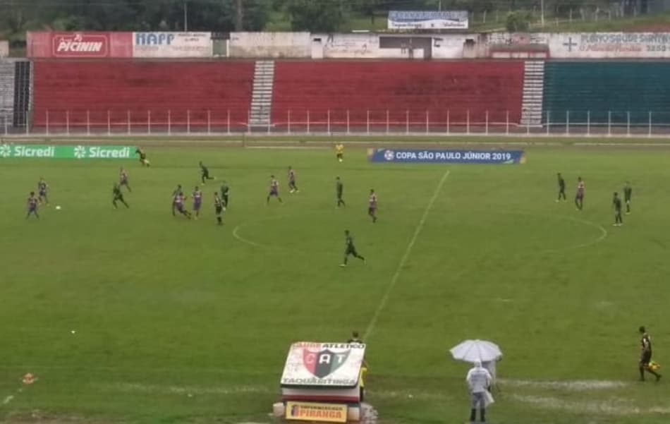 Guarani e Bahia empatam em partida de campo completamente encharcado