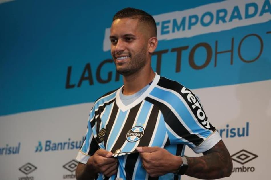 Rômulo dá primeira entrevista coletiva como jogador do Grêmio