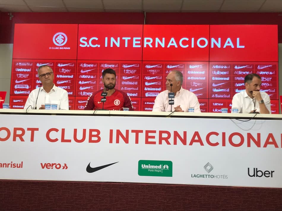 Em coletiva oficial, Rafael Sobis mostra bom humor e determinação