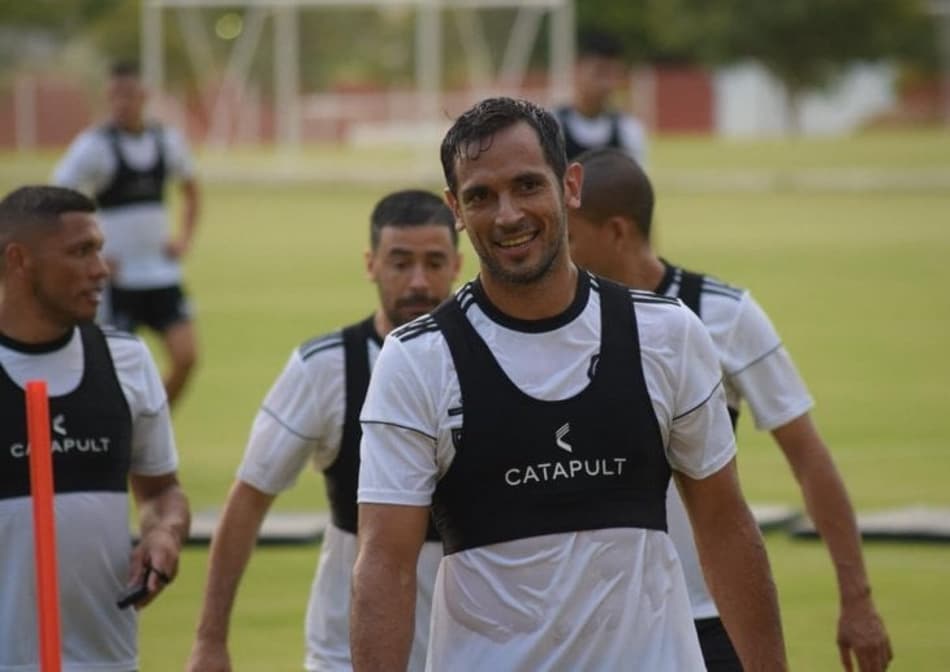 Torcedor do Olimpia cria música para o atacante Roque Santa Cruz