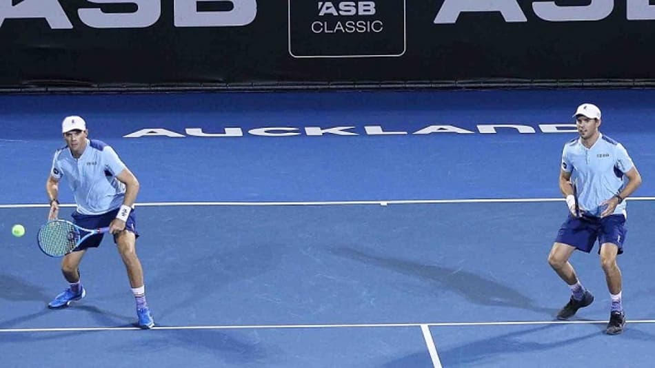 Bryans na semifinal em Auckland. Hewitt faz semi de duplas em Sydney