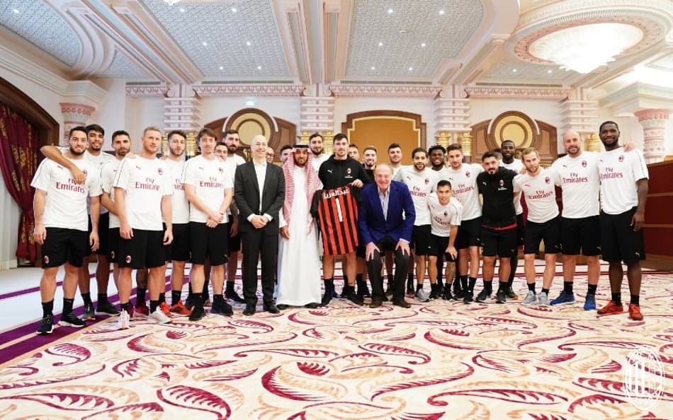 Pista? Em foto de elenco do Milan na Arábia Saudita, Higuain não aparece