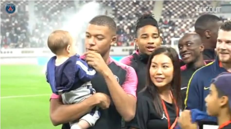VÌDEO: Rei dos Baixinhos! Mbappé é tietado por crianças no Qatar