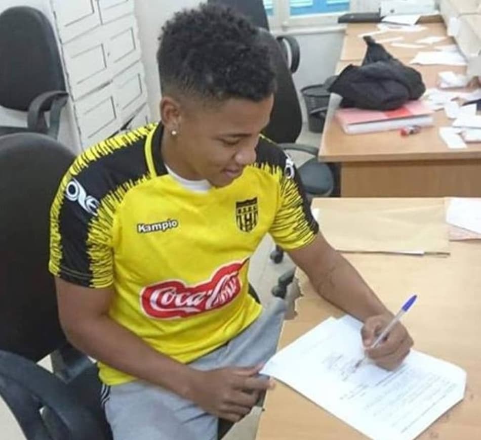 Lateral ex-Cruzeiro assina com clube da Tunísia para a temporada