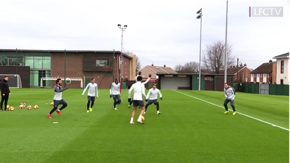 VÍDEO: Firmino leva caneta de zagueiro e é zoado em treino do Liverpool