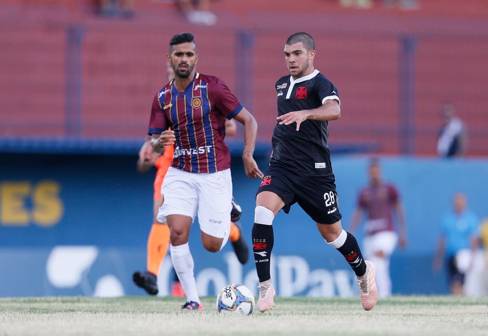 Jogo aéreo forte e Ribamar participativo: a estreia do Vasco