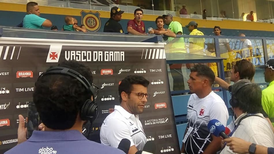 Torcedores do Madureira atrapalham entrevista de Valentim após derrota