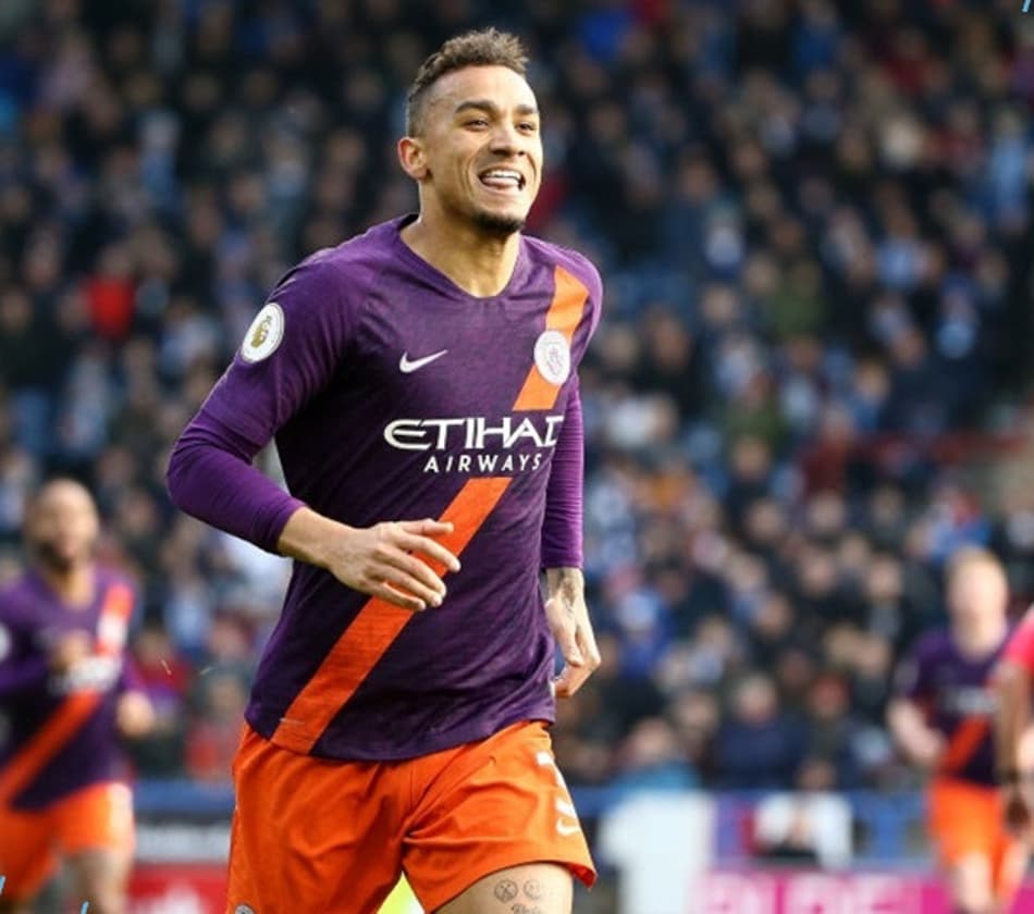 City vence fora de casa e diminui vantagem do Liverpool na liderança
