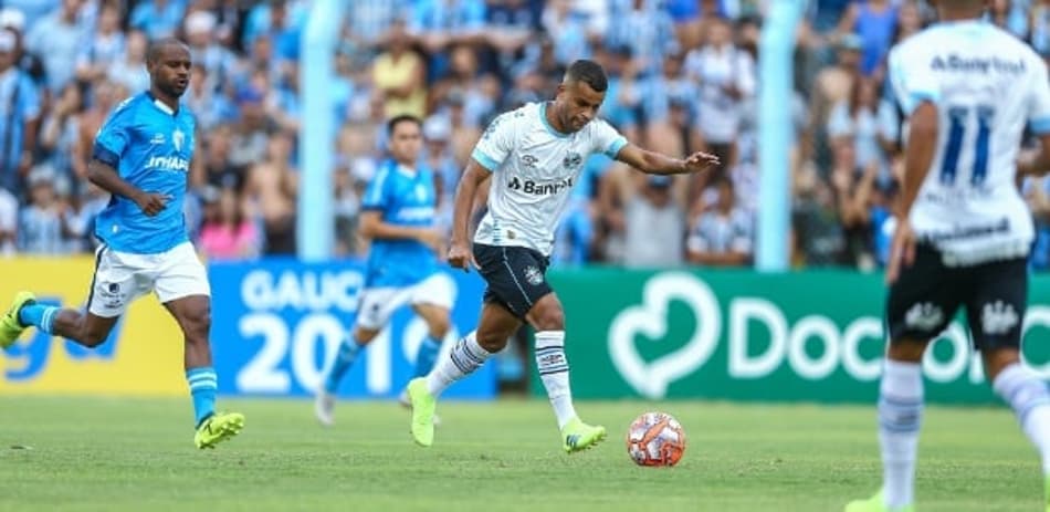 Alisson sente dores no joelho direito e pode desfalcar o Grêmio