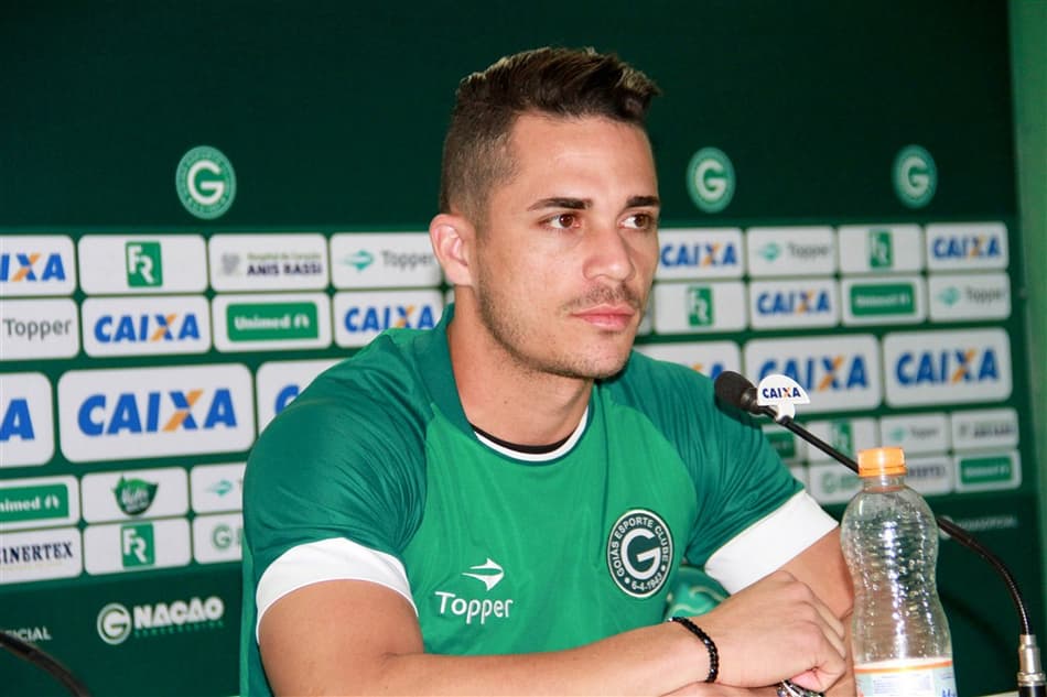 Mesmo com goleada na estreia, Coritiba segue em busca de reforços