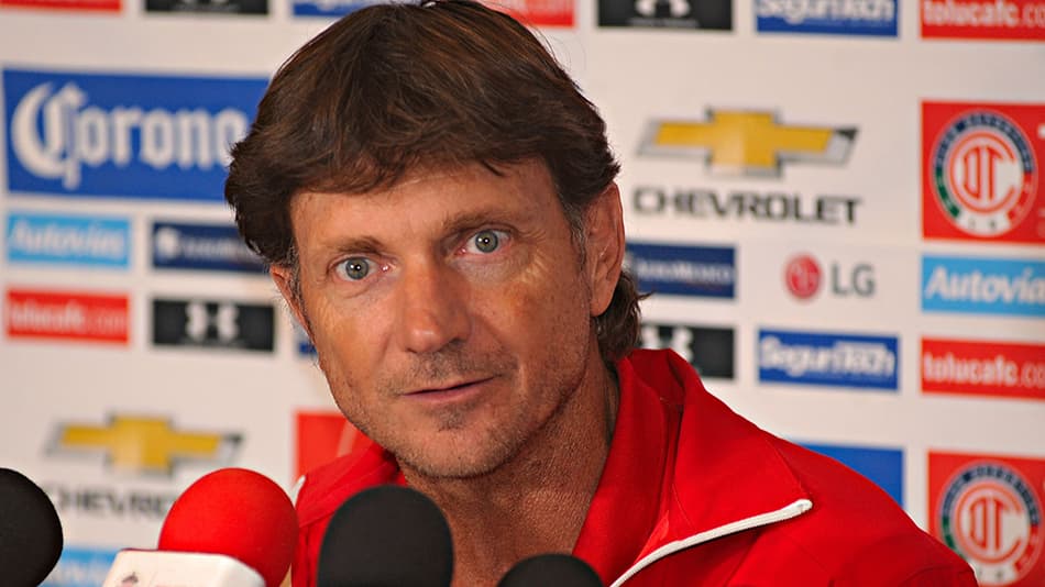 Técnico do Toluca será investigado após críticas ao uso do VAR no México