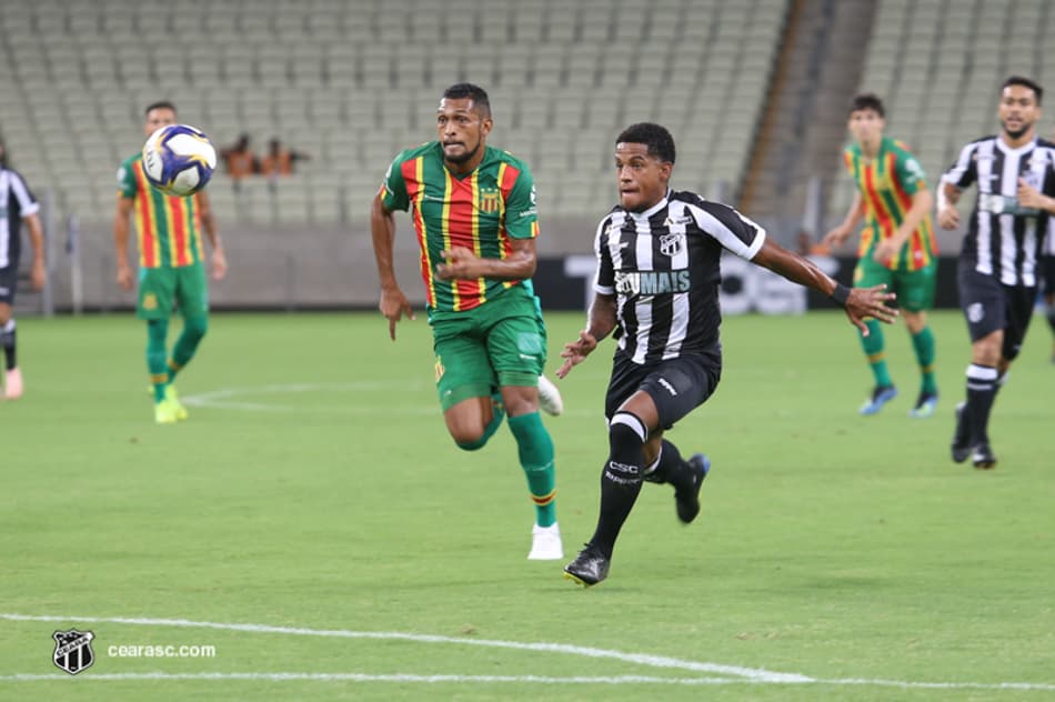 Com boa estreia, Vitor Feijão exalta equipe e apoio da torcida do Ceará