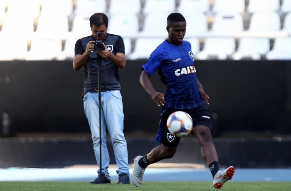 Jonathan em foco! Zé Ricardo elogia o lateral antes da estreia: 'Está pronto'