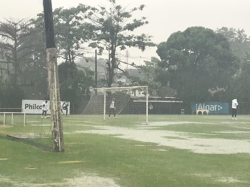 Em reapresentação, Everson realiza primeiro treino no Santos